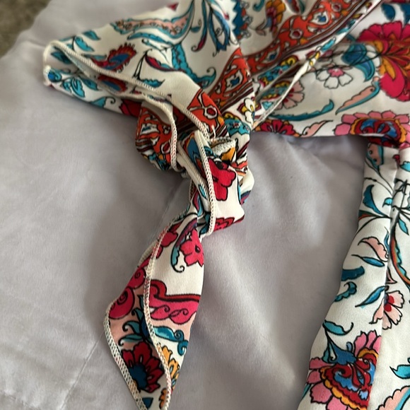 VERSE size Large flowered multi color top. - Picture 10 of 10